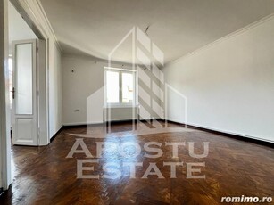 Apartament la curte cu 3 camere,108 mp,centrală proprie, zona Parneava