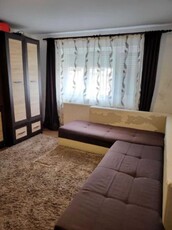 De inchiriat Apartament 3 camere, zona Cetate. Pret inchiriere: 300 Euro/luna.