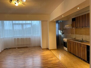 Persoană fizică vând apartament cu 3 camere decomandat