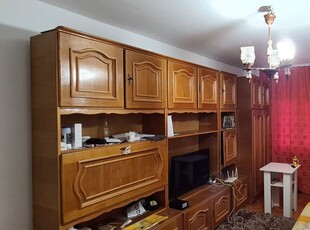 Vand apartament 2 camere decomandat parter su 46 mp zona Aradului, str Orsova 25 in curs de renovare