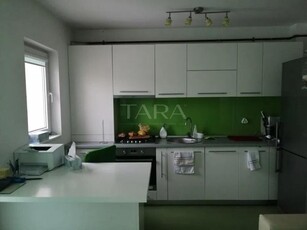 Vand apartament cu 2 camere in Floresti.