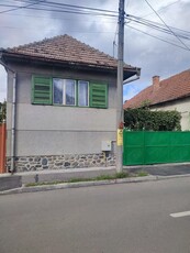 vand casa la curte zona gara mica