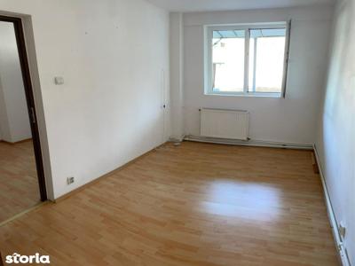 Apartament cu 2 camere +curte la 5 minute de metrou Eroii Revolutiei