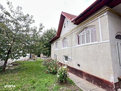 Casa noua la rosu + casa veche, 250mp utili + 1000mp curte in Saliste
