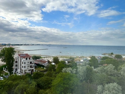 Vedere frontala catre mare si lac in cladire cu parcare privata