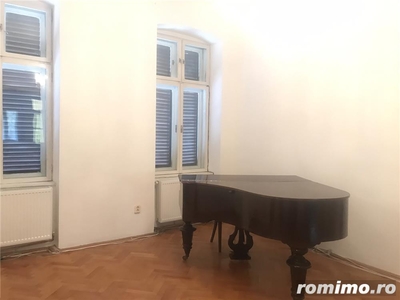 Inchiriez casa pe parter in centru 800euro