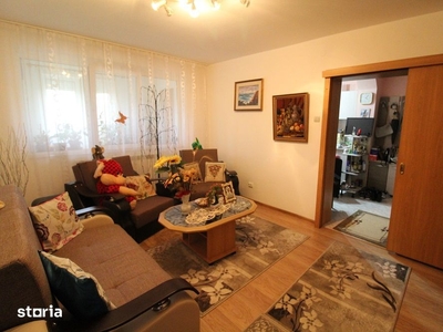 Vând apartament 2 camere în Hunedoara, zona Micro 4, parter înalt
