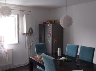 De inchiriat Apartament 3 camere, zona Cetate Mercur. Pret inchiriere: 410 Euro/luna.