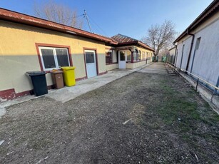 Domnesti, central, casa pe parter, 167 mp construiti, 1100mp teren, utilitati