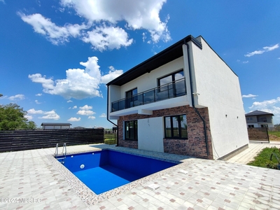 Vila cu piscina, in zona Mega Parc com. Berceni, la cheie.