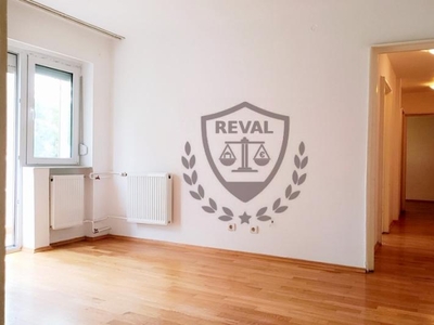 Apartament cu 3 camere, zona Cetate.