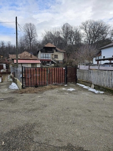 Casa Curtea de Arges, str Valea Doamnei.