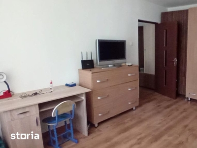 Proprietar ofer pentru inchiriere apartament 3 camere mobilat utilat