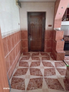 De închiriat apartament cu 3 camere, zona UMF