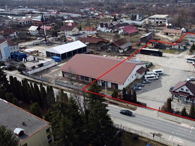 Spatiu comercial + 3 hale + parcare, de inchiriat in Curtea de Arges.