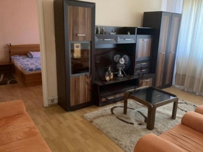 Vand apartament 2 camere, et. 1, zona Centru, mobilat si utilat.