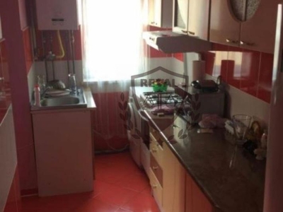 Vand apartament 2 camere, et. 4, zona Cetate, mobilat.