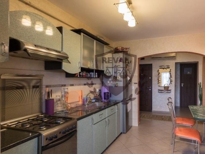 Vand apartament 3 camere, et. 4, zona Ampoi 3, mobilat si utilat.