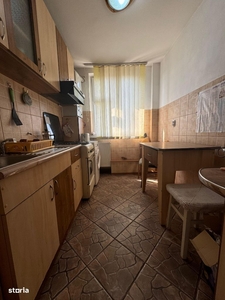 Apartament cu 3 camere, localizat în zona centrală a oraşului.