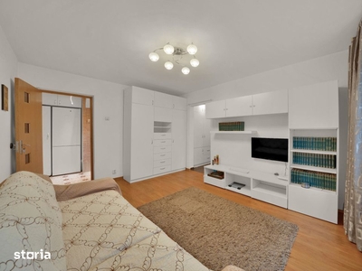 Apartament cu 4 camere de vânzare în zona Tractorul