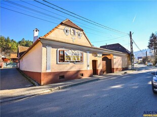 FILM! Casa saseasca, renovata exterior, in centrul localitatii Holbav, Brasov