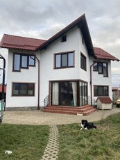 VAND CASA CONFORTABILA cu garaj, vedere catre Muntii Bucegi