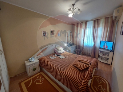 Apartament 3 camere vanzare in bloc de apartamente Vrancea, Focsani, Central