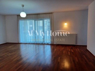 Apartament superb si spatios cu 3 camere, nemobilat, 2 parcari, boxa