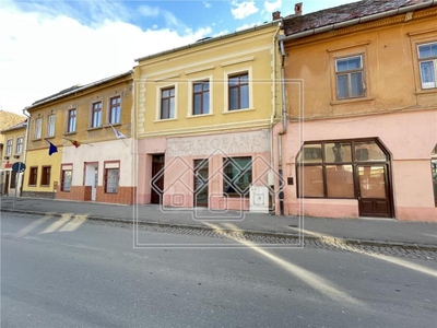 Spatiu comercial de vanzare in Sibiu- vitrina la strada- Orasul de jos