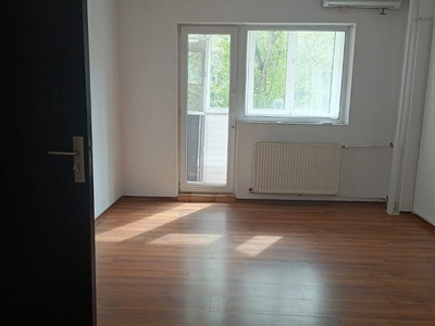 Apartament 2 camere Oltenitei, la 5 minute de metrou Piata Sudului etaj 1/8