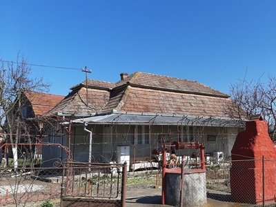 Casa si gradina in Chetani