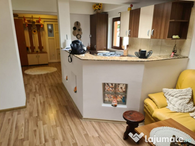 Apartament cu 3 camere de vânzare în Bușteni