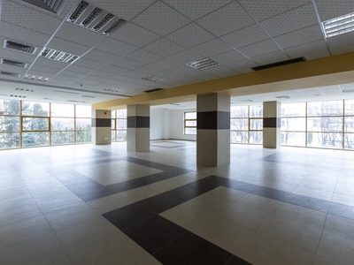 Spatiu comercial Ultracentral, Bacau, cladire de birouri moderna