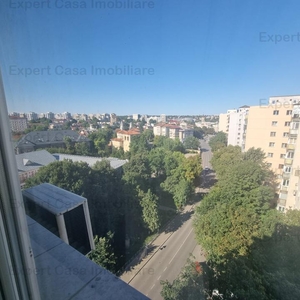 Apartament 3 camere Decomandat. Hala Centrala. etaj intermediar