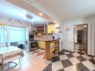 Apartament 4 camere cu centrala proprie langa Parcul si Metroul Crangasi