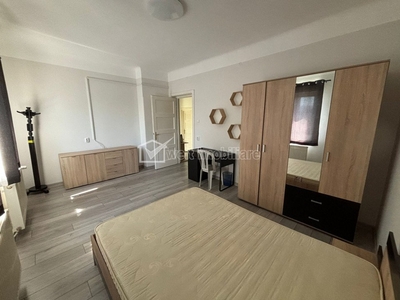 Apartament cu 2 camere, decomandat, in zona centrala!