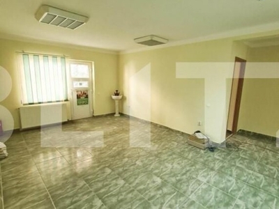 Apartament semidecomandat, 3 camere, parcare inclusa, zona Eroilor