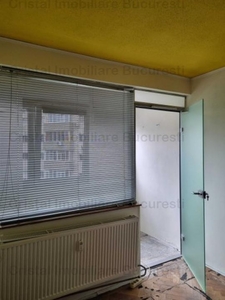 Vand apartament de 3 nemobilat in zona Titan