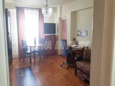 Apartament 3 camere, decomandat, zona strazii Bucuresti.