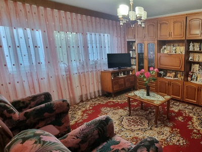 Apartament 4 camere et. 4 din 4 zona A a orasului Alexandria