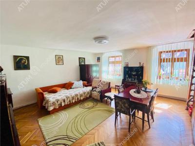 Se vinde apartament la casa cu 3 camere si 290 mp teren in Centrul Istoric din Sibiu