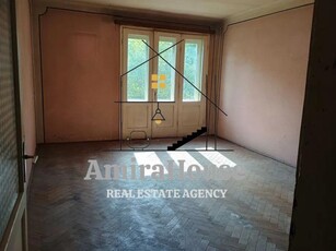 Apartament 3 camere, etaj 1, in zona str Horea Ambulanta