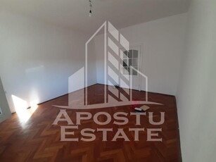 Casa, partial mobilata, centrala proprie, spatioasa, Zona Fratelia