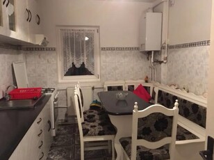 De inchiriat Apartament 4 camere, zona Cetate-Kaufland. Pret inchiriere: 400 Euro/luna.