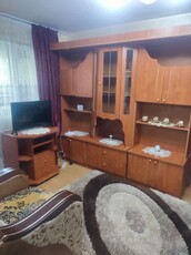 Închiriez apartament stradal la parter