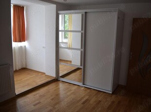 Vând apartament cu patru camere