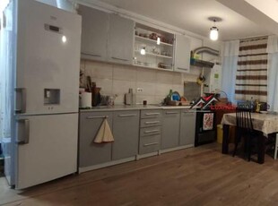 Apartament cu 3 camere 57 mp, 2 bai, parter inalt in Floresti.