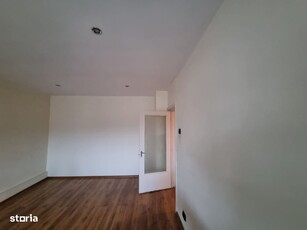 Apartament 3 camere zona Capat 1 , etaj 1 , model decomandat