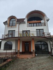 Casa individuala,9 camere,646 mp,teren liber 1.800 mp zona Dambul Rotund