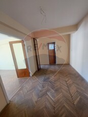 Apartament 3 camere vanzare in bloc de apartamente Vrancea, Focsani, Ultracentral